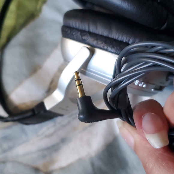 Phillips HN110 Foldable Noise Cancelling Headphones - Picture 7 of 9